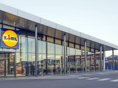 Lidl acuerda con los sindicatos elevar un mínimo de un 5% el salario a sus más de 15.500 empleados