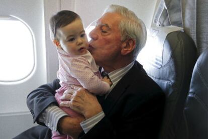 Mario Vargas Llosa, fotografiado ayer con su nieta en brazos en el avión que le llevó a Estocolmo, donde el viernes recibirá el Nobel.