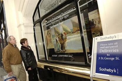 Entrada de Sotheby's, donde se anunciaba hoy la subasta con un cartel de la obra de Sorolla <i>Las tres velas</I>.