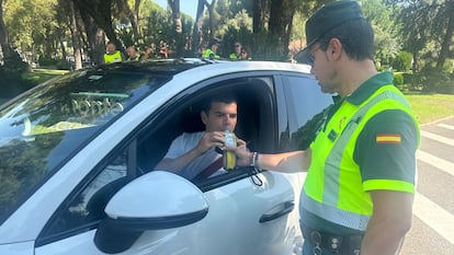 Un conductor hace una prueba de alcoholemia en Pozuelo de Alarcón, en el inicio de una campaña especial de la DGT.
