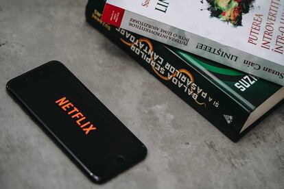 Smartphone con el logotipo de Netflix en la pantalla