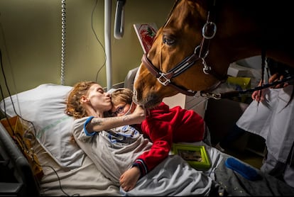 Un de las imágenes de Jeremy Lempin, de la serie 'Doctor Peyo / Mister Hassen' que puede verse en el CCCB en la exposición de los World Press Photo 2021.