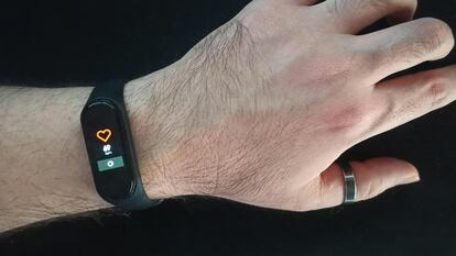 Smartband de Xiaomi de color negro en uso