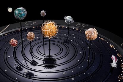 Un detalle del gran Planétarium (2022) perteneciente a la colección de Objetos Extraordinarios de Van Cleef & Arpels.