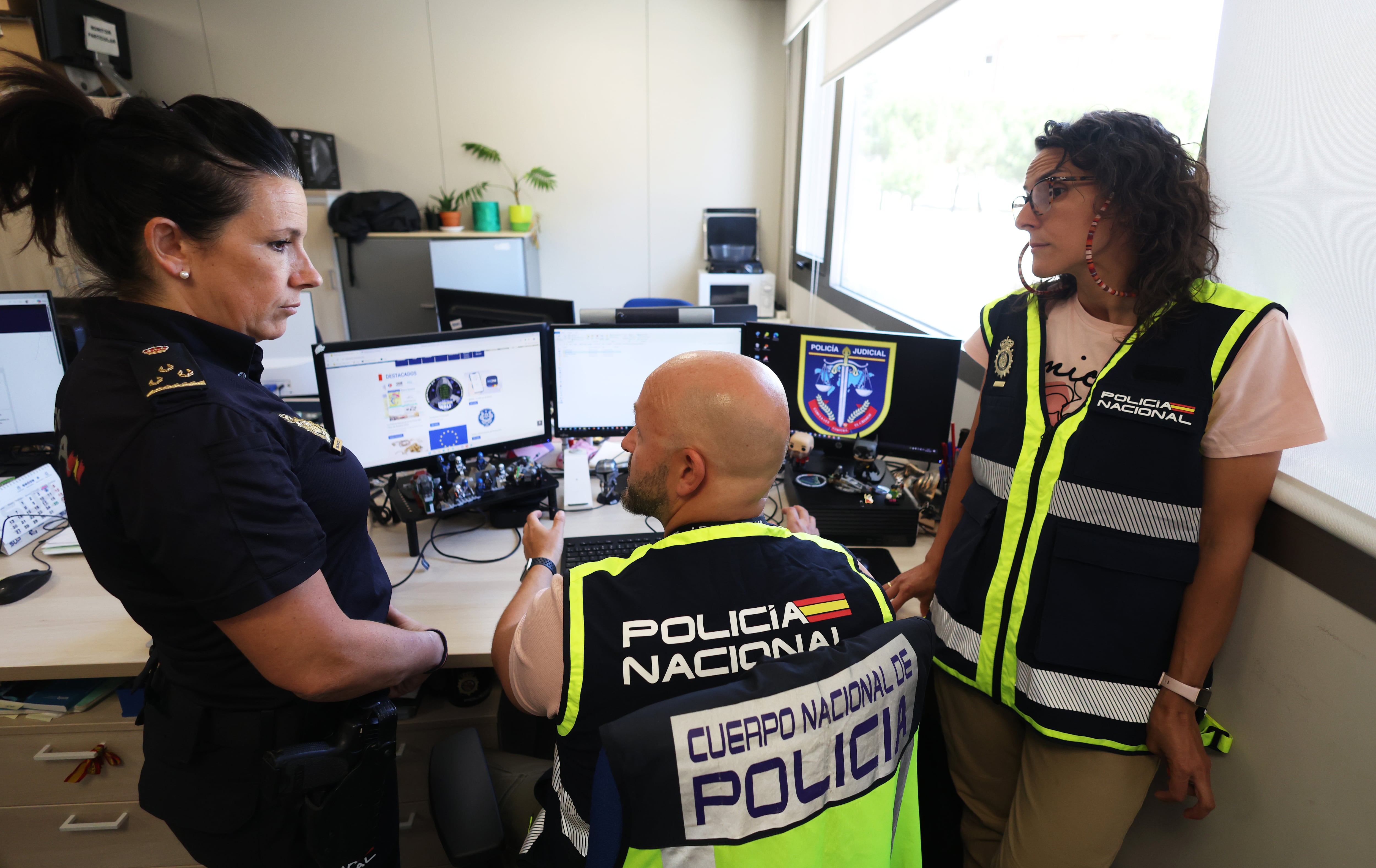 Miembros de la Unidad Central de Ciberdelincuencia de la policía nacional en el Complejo Policial de Canillas en Madrid mientras investigan anuncios de voluntad suicida que reciben cada día. 
