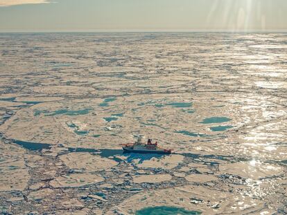 El rompehielos alemán 'Polarstern', de la misión MOSAIC, varado en la banquisa ártica.