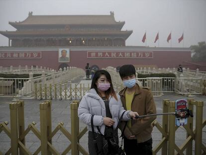 Turistas en la plaza de Tiananm&eacute;n, en Pek&iacute;n, el 1 de diciembre de 2015.