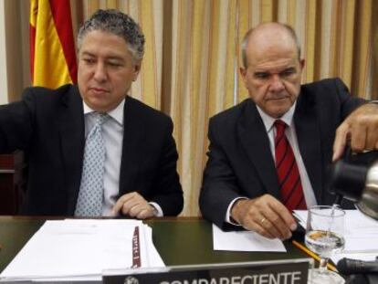 A la izquierda el secretario de Estado, Tomás Burgos, en una comparecencia en el Congreso.