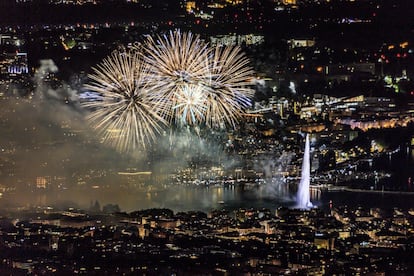 Fuegos artificiales sobre la ciudad de Ginebra (Suiza).