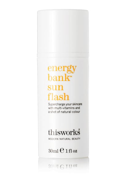 Energy Bank Sunflash de This Works, 37 euros. Es una loción ligera esta diseñada para imitar los efectos del sol en pieles blancas, que no han estado expuestas al sol después del invierno. Está mezclada con caramelo para dar una brillo natural. Además contiene cafeína, vitamina C y ácido hialurónico que nutren e hidratan la piel.