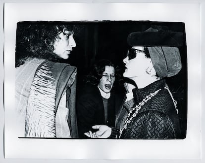 Paloma Picasso departe con Daniela Morera y Fran Lebowitz mientras Andy Warhol las inmortaliza con su Polaroid