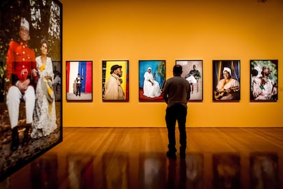 Un visitante recorre la muestra.