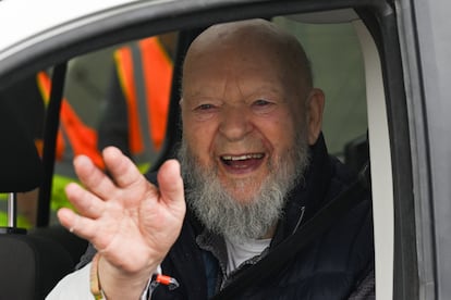 El fundador de Glastonbury, Michael Eavis, saluda tras la apertura de las puertas del Festival de Glastonbury en Worthy Farm en Pilton este 25 de junio de 2025.