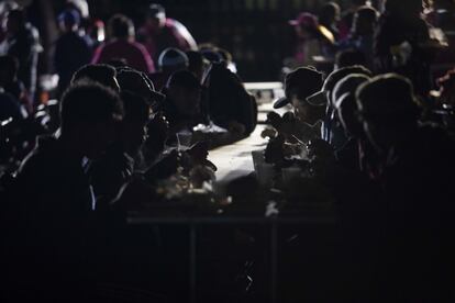 El Gobierno local ha dispuesto un comedor, unidades móviles de atención médica y colchonetas para los migrantes.