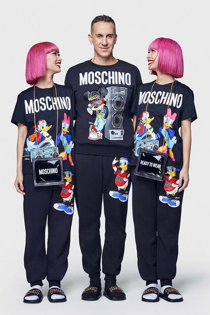 La cultura de la fama, la importancia del merchandising o la viralidad de los diseños que Jeremy Scott ideó en Moschino hicieron que la firma se convirtiera en candidata perfecta para aliarse con H&M. Con la cadena lanzó una colección cápsula en 2018 que acercó aún más sus propuestas al gran público.