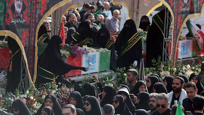 Iraníes asisten al cortejo fúnebre por los científicos y generales de la Guardia Revolucionaria víctimas de ataques israelíes, este sábado en Teherán.