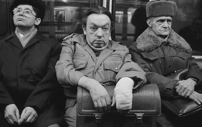 Fotografía tomada por Harald Hauswald en 1987 en una estación de la línea A del metro de Berlín Este.