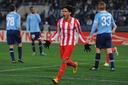 Falcao celebra uno de los goles al Lazio.