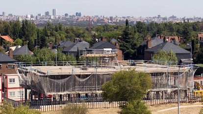 Las obras de construcci&oacute;n del McDonald&#039;s enfrente de la urbanizaci&oacute;n de alta gama Somosaguas Centro.