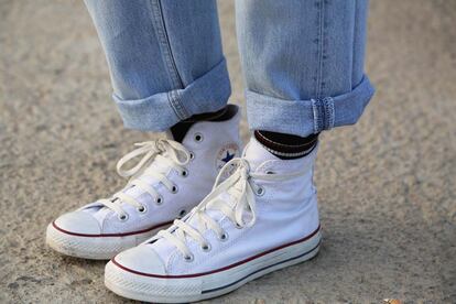 Detalle del bajo doblado y las zapatillas de Converse.