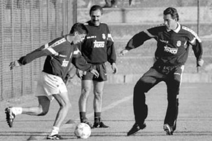Raúl intenta superar a Jorge Valdano, con Ángel Cappa, segundo entrenador, al fondo, en una sesión preparatoria de diciembre de 1994.