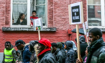 Inmigrantes no documentados se concentran para protestar en Bruselas, B&eacute;lgica, el 4 de enero de 2018, en contra de la pol&iacute;tica de inmigraci&oacute;n belga, a cargo del Secretario de Estado de Asilo e Inmigraci&oacute;n de B&eacute;lgica, Theo Francken. Durante marcha tambi&eacute;n han aprovechado para agradecer la hopitalidad del municipio de Saint-Josse-ten-Noode, quien les ha proporcionado un techo durante tres d&iacute;as.