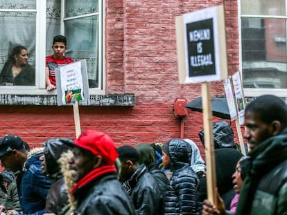 Inmigrantes no documentados se concentran para protestar en Bruselas, B&eacute;lgica, el 4 de enero de 2018, en contra de la pol&iacute;tica de inmigraci&oacute;n belga, a cargo del Secretario de Estado de Asilo e Inmigraci&oacute;n de B&eacute;lgica, Theo Francken. Durante marcha tambi&eacute;n han aprovechado para agradecer la hopitalidad del municipio de Saint-Josse-ten-Noode, quien les ha proporcionado un techo durante tres d&iacute;as.