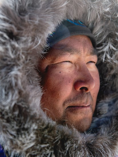 El cazador inuit Igaja Alataq que acompañó a la expedición científica con su trineo de perros.