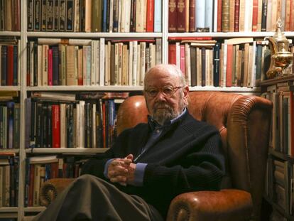 El escritor Jos&eacute; Manuel Caballero Bonald, en su casa de Madrid, en 2015.