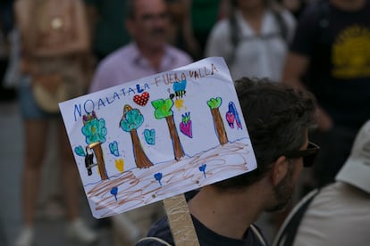 Una pancarta contra la tala de árboles en Madrid pintada por un niño. 