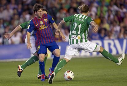 Messi conduce el balón ante Cañas.