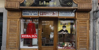 Fachada de La Integral, tienda de discos y objetos en la calle León que mantiene la tipografía de la confitería que ocupaba el local.