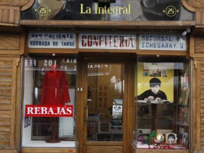 Fachada de La Integral, tienda de discos y objetos en la calle Le&oacute;n que mantiene la tipograf&iacute;a de la confiter&iacute;a que ocupaba el local.