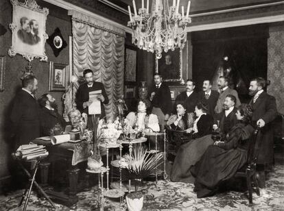 Benito P&eacute;rez Gald&oacute;s lee en el sal&oacute;n del doctor Tolosa Latour, en Madrid, en 1897.