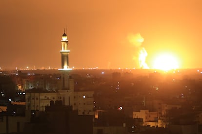 El humo y las llamas se elevan después de un ataque aéreo israelí en la ciudad de Khan Younis, en el sur de la Franja de Gaza, este martes.