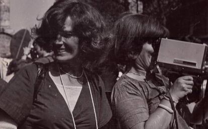 Delphine Seyrig y Ioana Wieder, empuñando una cámara, durante una manifestación en 1976.