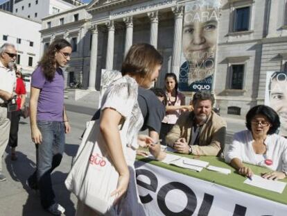 Juan Ignacio López de Uralde e Inés Sabanés (Equo) comienzan a recoger firmas frente al Congreso.
 