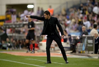 Simeone da instrucciones en la banda. 