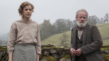 Agyness Deyn y Peter Mullan, en 'Sunset Song'.