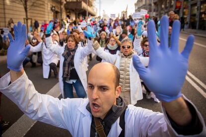 Marcha convocada por médicos y pediatras de atención primaria en Madrid.