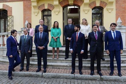 Mañueco se coloca para la foto de familia de su gobierno, de nueve hombres y solo tres mujeres, esta mañana en Valladolid.