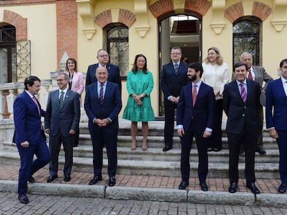 Mañueco se coloca para la foto de familia de su gobierno, de nueve hombres y solo tres mujeres, esta mañana en Valladolid.