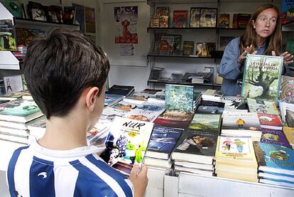 Un niño mirando un ejemplar de la serie <i>Nur</i>, de Toti Martínez de Lezea, ayer en la Feria de Bilbao.