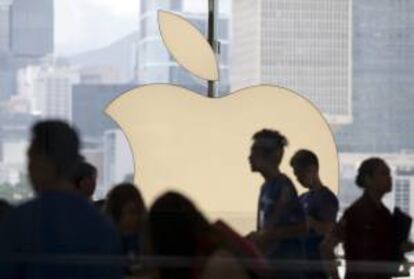 Varias personas visitan una tienda que Apple en Hong Kong (China). EFE/Archivo