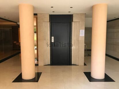 El portal de la vivienda. La casa de Campos tiene 570 m² construidos, 300 m² útiles, 4 habitaciones y 6 baños.