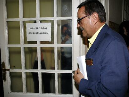 El ex alcalde de Marbella, Julián Muñoz, a la entrada a la Audiencia Provincial de Málaga donde ha sido juzgado hoy.