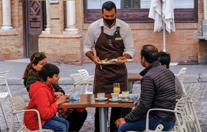 Un camarero atiende una mesa en un bar de Sevilla, este martes.