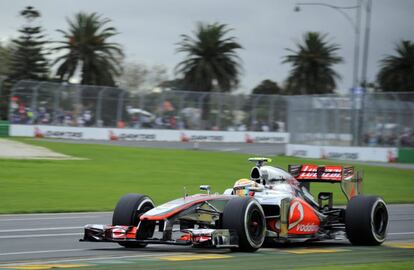 El piloto británico Lewis Hamilton, de McLaren, conduce su monoplaza durante la segunda sesión de entrenamientos en el circuito de Albert Park en Melbourne.