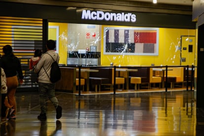 El establecimiento atacado por Hamza Warid en el centro comercial Màgic de Badalona.