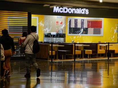 El establecimiento atacado por Hamza Warris, en el centro comercial Màgic de Badalona, el 27 de marzo.